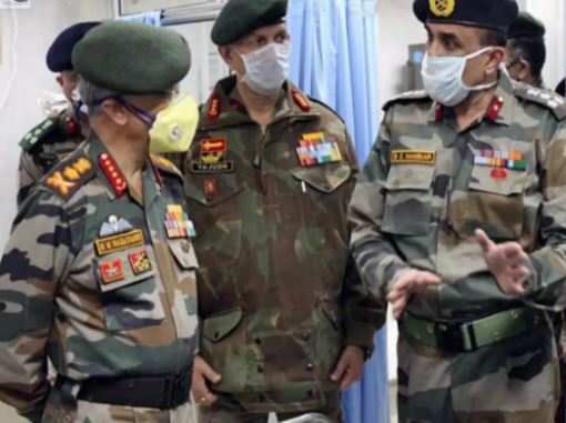فوجی تیاریوں کا جائزہ لینے کے لئے جنرل نرونے پہنچے لداخ
