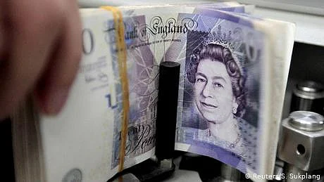 پانچ سوٹ کیسوں میں دو ملین پاؤنڈ کیش، خاتون مسافر گرفتار