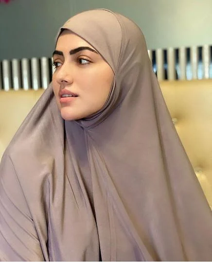 اداکارہ ثنا خان نے 'موت کے بعد والی زندگی' سنوارنے کے لیے بالی ووڈ کو کہا الوداع!