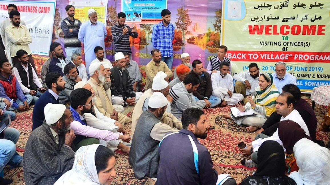 جموں و کشمیر میں کورونا کے سایے میں 'بیک ٹو ولیج' پرگرام کا تیسرا مرحلہ شروع