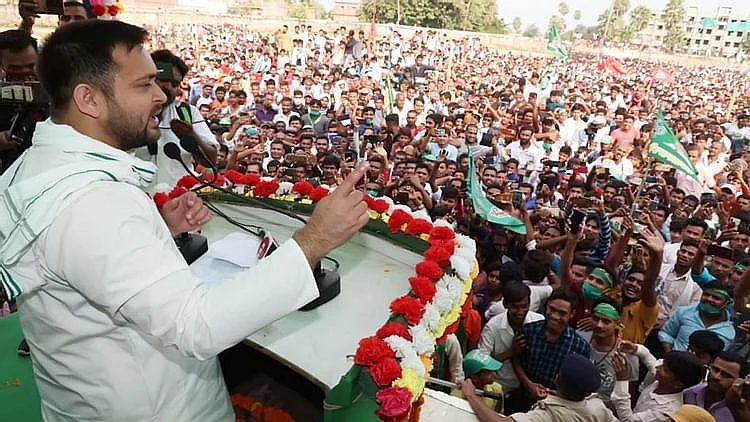 بہار اسمبلی انتخاب: تیجسوی یادو کی ہوا میں اکھڑنے لگے ہیں نتیش-مودی کے پیر!