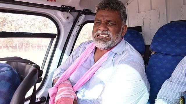 بہار انتخاب: مظفر پور میں پپو یادو کا اسٹیج منہدم، ہاتھ کی ہڈی ٹوٹی، کئی افراد زخمی