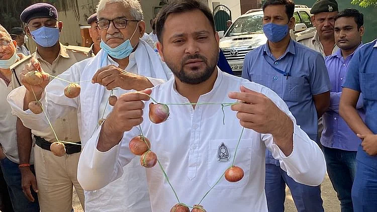 بہار انتخاب: بی جے پی کے لیے پہلے مہنگائی 'ڈائن' تھی، اب 'بھوجائی' بن گئی، تیجسوی کا طنز