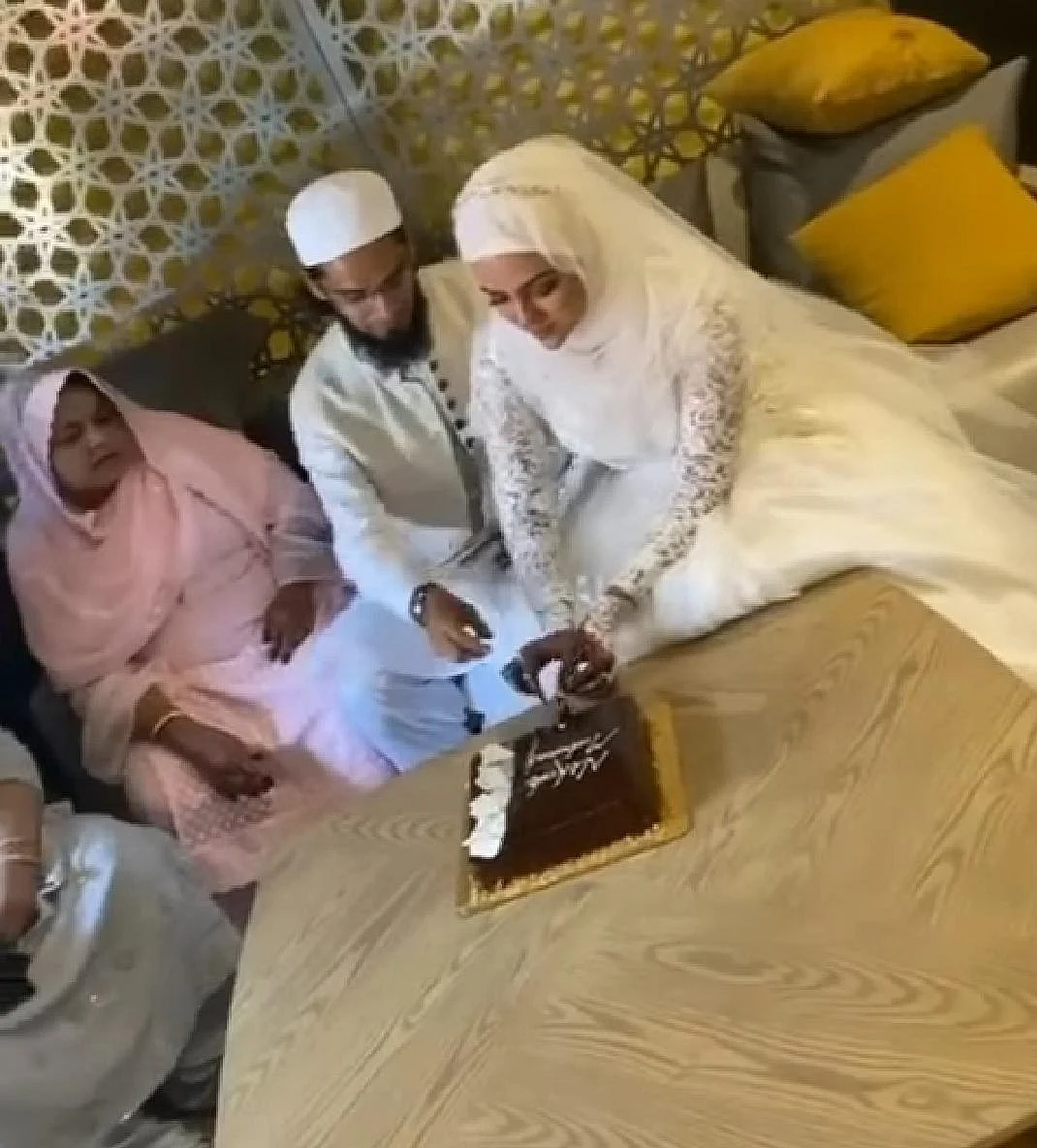 اسلام کی خاطر بالی ووڈ کو الوِداع کہنے والی اداکارہ ثناء خان نے مفتی انس کے ساتھ رچائی شادی