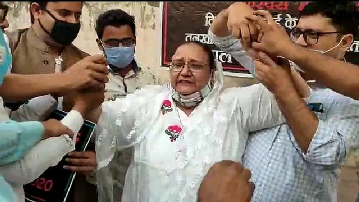 دہلی وقف بورڈ میں ہڑتال کا پانچواں دن، رضیہ سلطانہ نے کی خود کو آگ لگانے کی کوشش