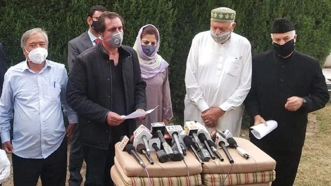 فاروق عبداللہ کی رہائش گاہ کے باہر بجرنگ دل اور شیو سینا کارکنوں کا ہنگامہ
