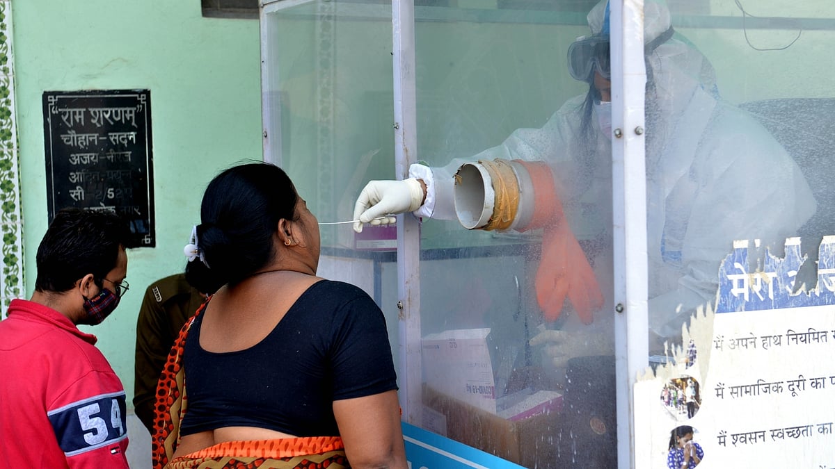 کورونا کے ٹیسٹ کے لئے نمونہ دیتی خاتون/ تصویر آئی اے این ایس