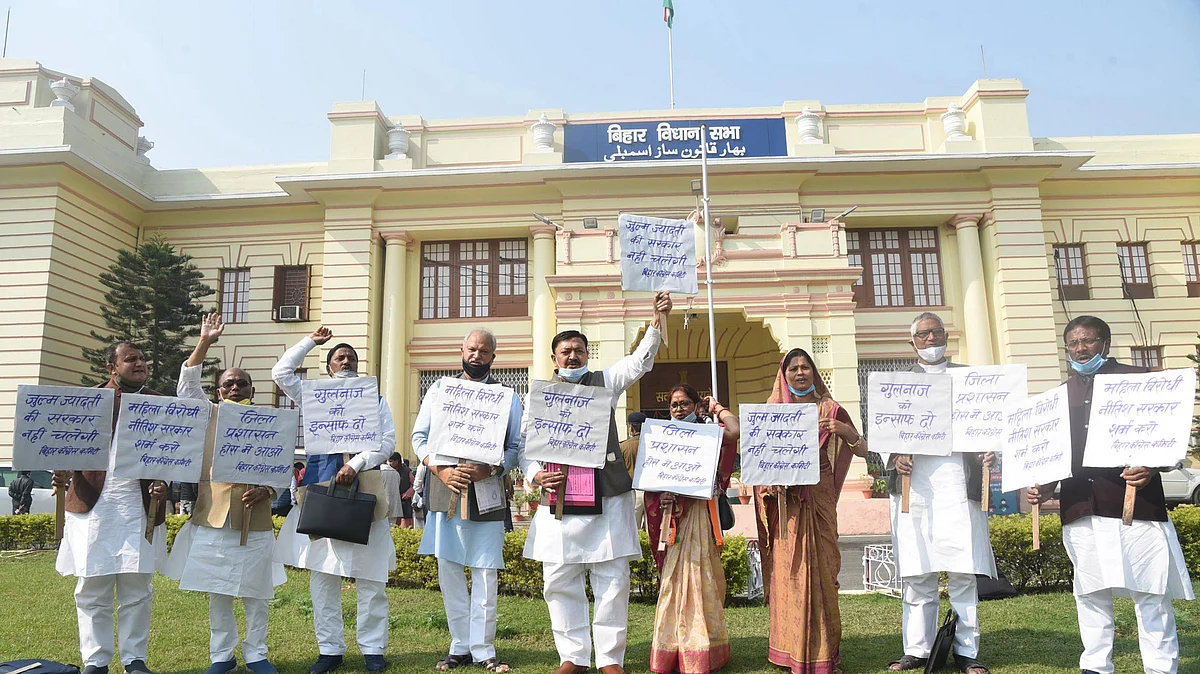 بہار: اسمبلی اجلاس کا ہنگامہ خیز آغاز، ویشالی واقعہ پر کانگریس اراکین اسمبلی کا مظاہرہ
