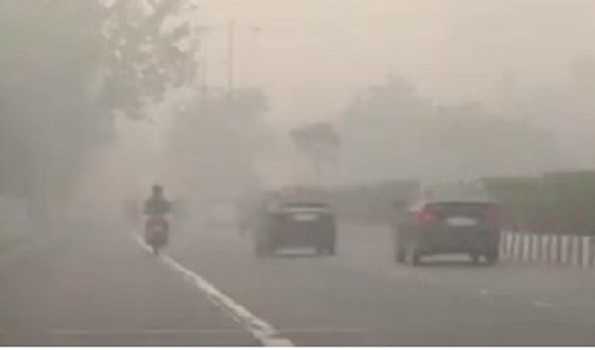 دہلی میں گھنا کہرا، درجہ حرارت 8 ڈگری سینٹی گریڈ رہنے کی امید
