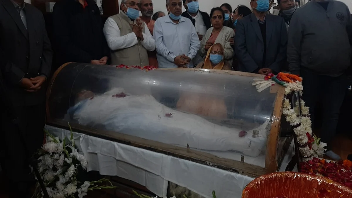 موتی لال وورا کا آخری دیدار کرنے پہنچیں کئی اہم ہستیاں، دیکھیں تصویری جھلکیاں