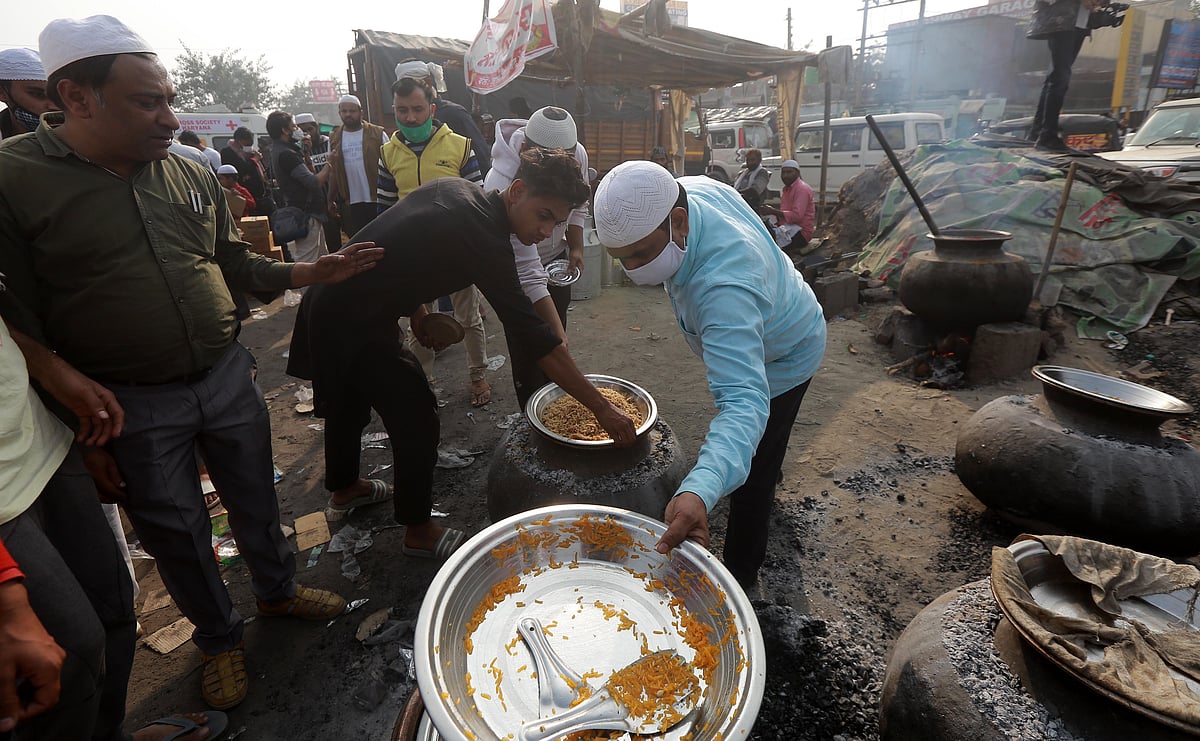 Muslims cooked food for Kisan who sit on dhaa against Agriculture bill at Singhu Border / Getty Images