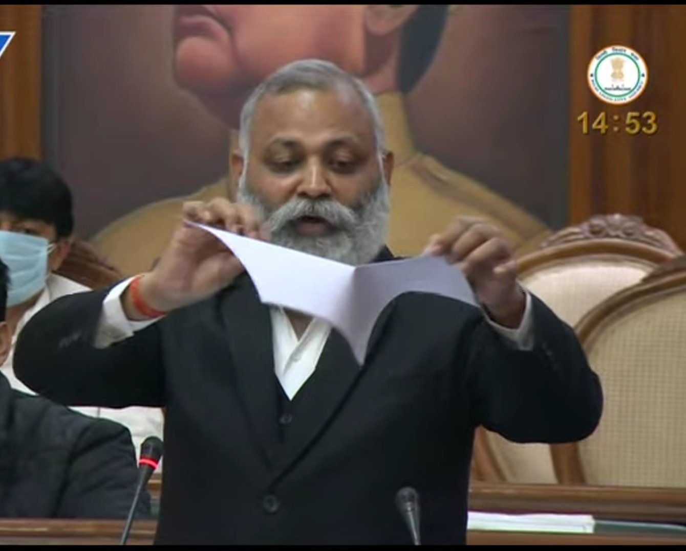 نئے زرعی قوانین پر دہلی اسمبلی میں ہنگامہ، عآپ اراکین اسمبلی نے پھاڑی قانون کی کاپی
