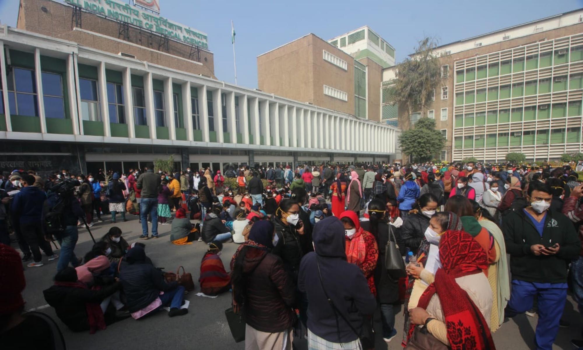 ایمس کے 5000 طبی اہلکاروں کی ہڑتال، علاج سے محروم مریضوں کا برا حال