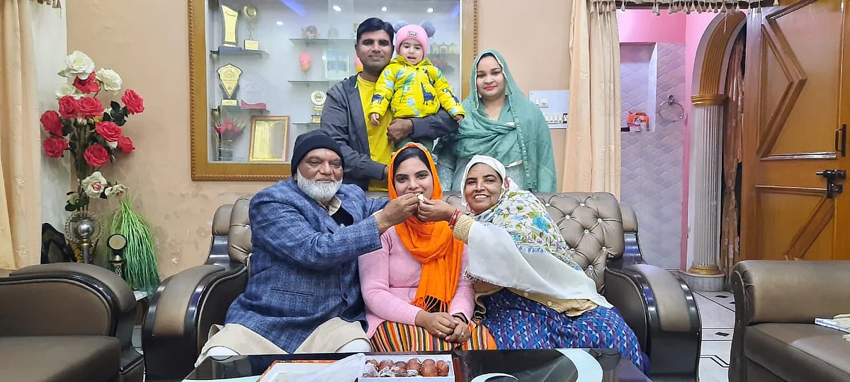 گلستاں انجم (صوفہ پر درمیان میں) اپنے اہل خانہ کے ساتھ