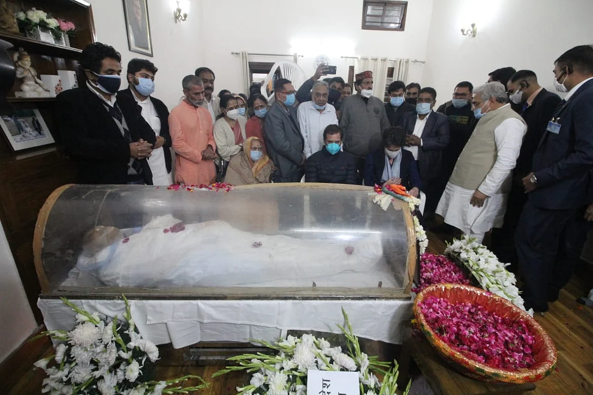 موتی لال وورا کا آخری دیدار کرنے پہنچیں کئی اہم ہستیاں، دیکھیں تصویری جھلکیاں