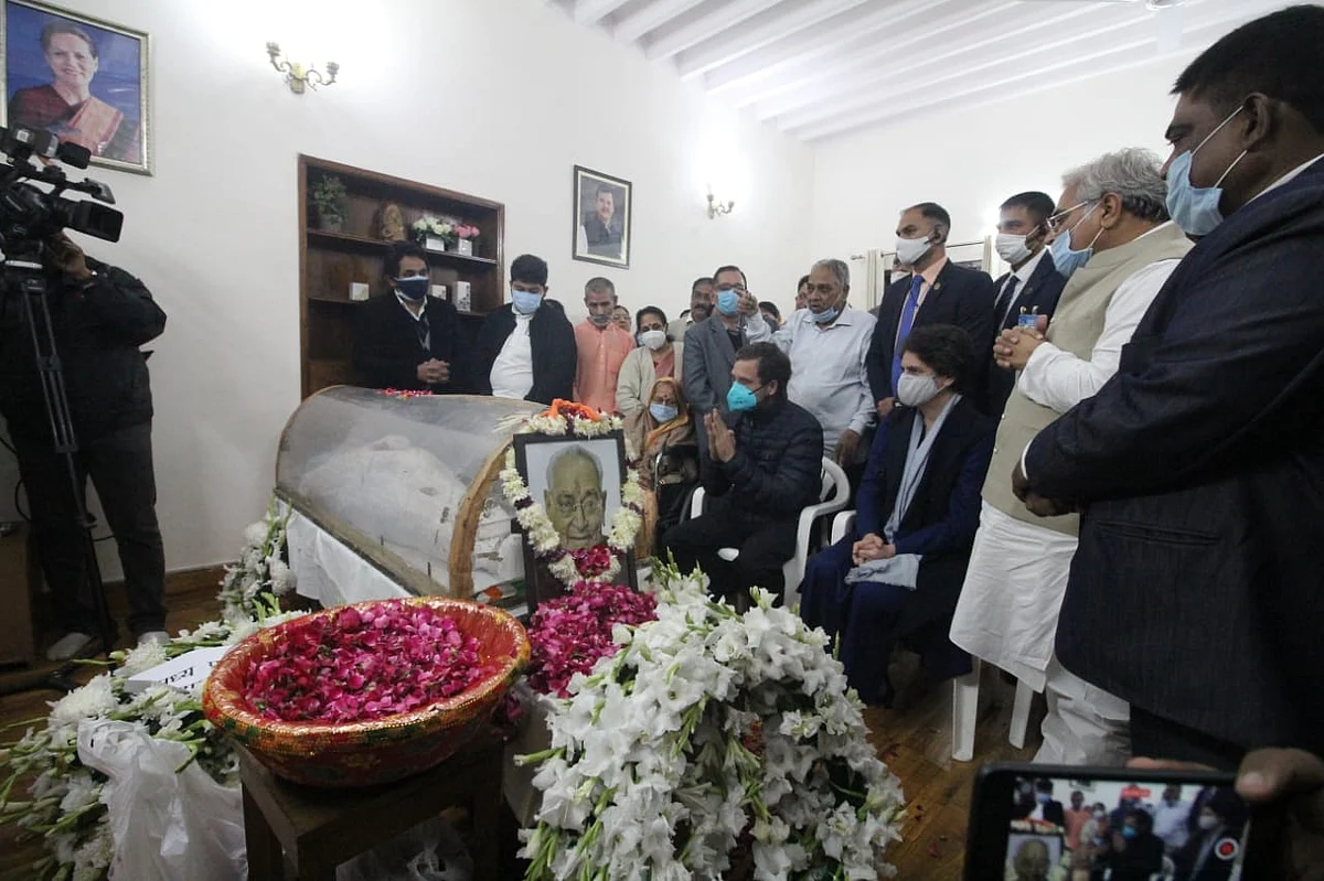 موتی لال وورا کا آخری دیدار کرنے پہنچیں کئی اہم ہستیاں، دیکھیں تصویری جھلکیاں