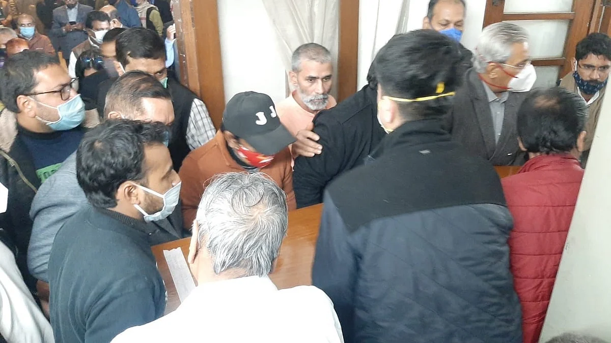 موتی لال وورا کا آخری دیدار کرنے پہنچیں کئی اہم ہستیاں، دیکھیں تصویری جھلکیاں