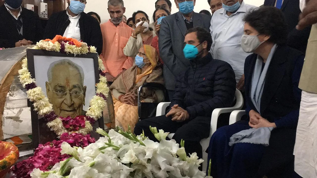 موتی لال وورا کا آخری دیدار کرنے پہنچیں کئی اہم ہستیاں، دیکھیں تصویری جھلکیاں