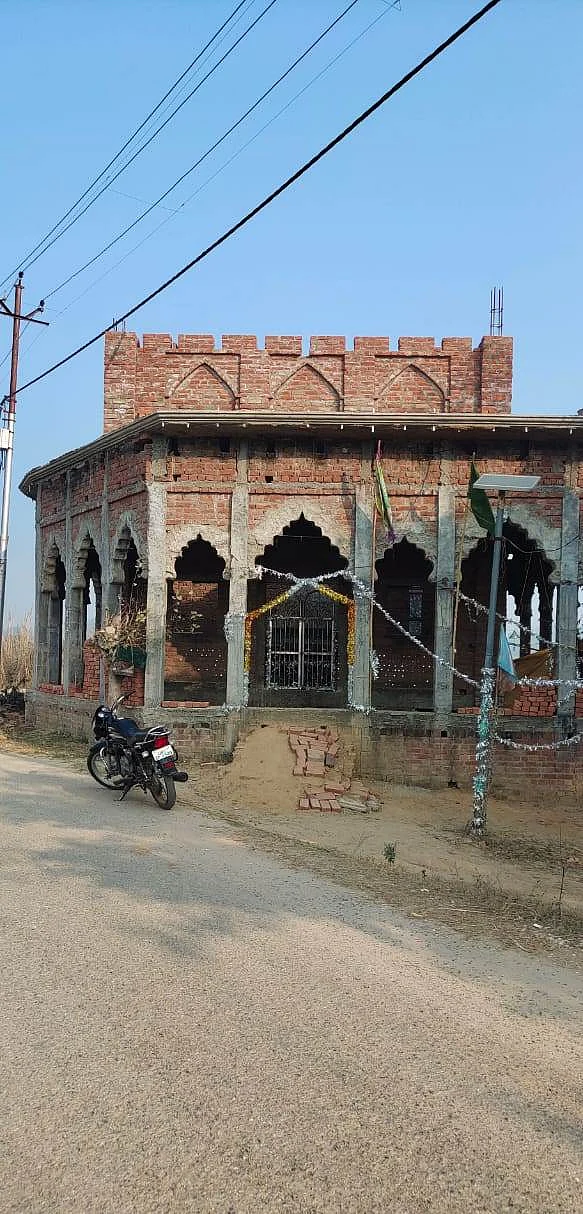 ہفتہ بھر پہلے ایسا تھا چندپور گاؤں میں مزار