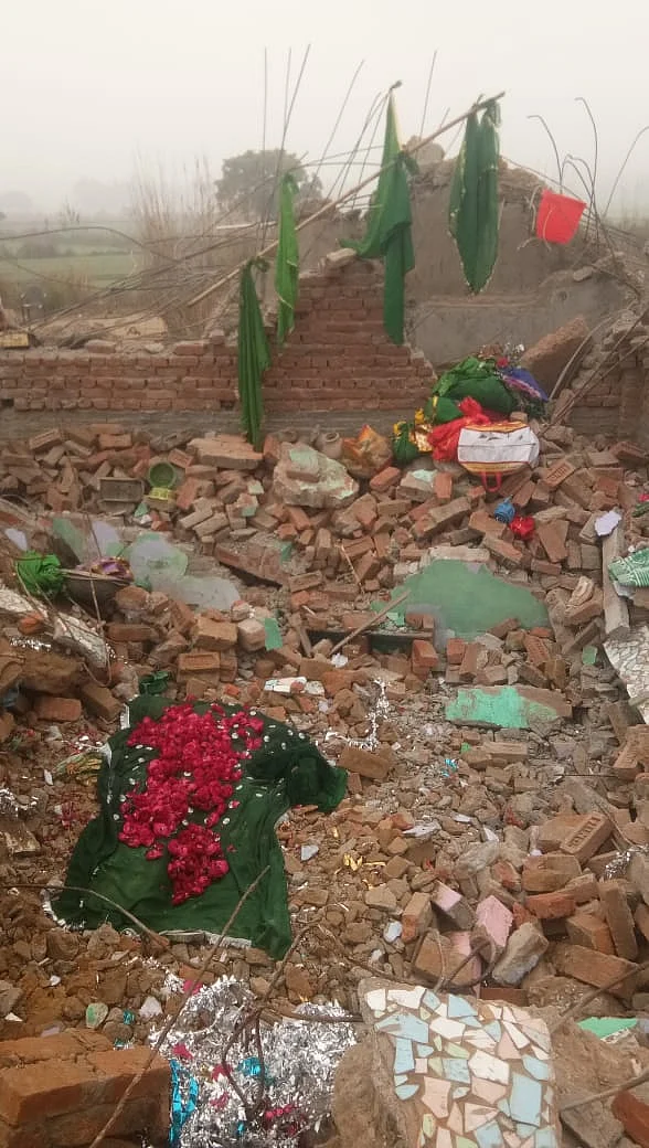 جے سی بی چلنے کے بعد ملبے کے درمیان قبر