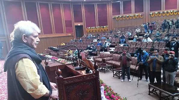 کشمیر: لاوے پورہ تصادم سے متعلق حقائق مناسب وقت پر سامنے لائیں گے، منوج سنہا