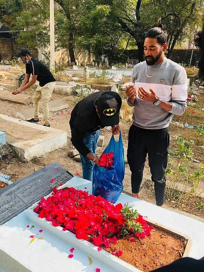 والد کی قبر پر دعائے مغفرت کرتے محمد سراج