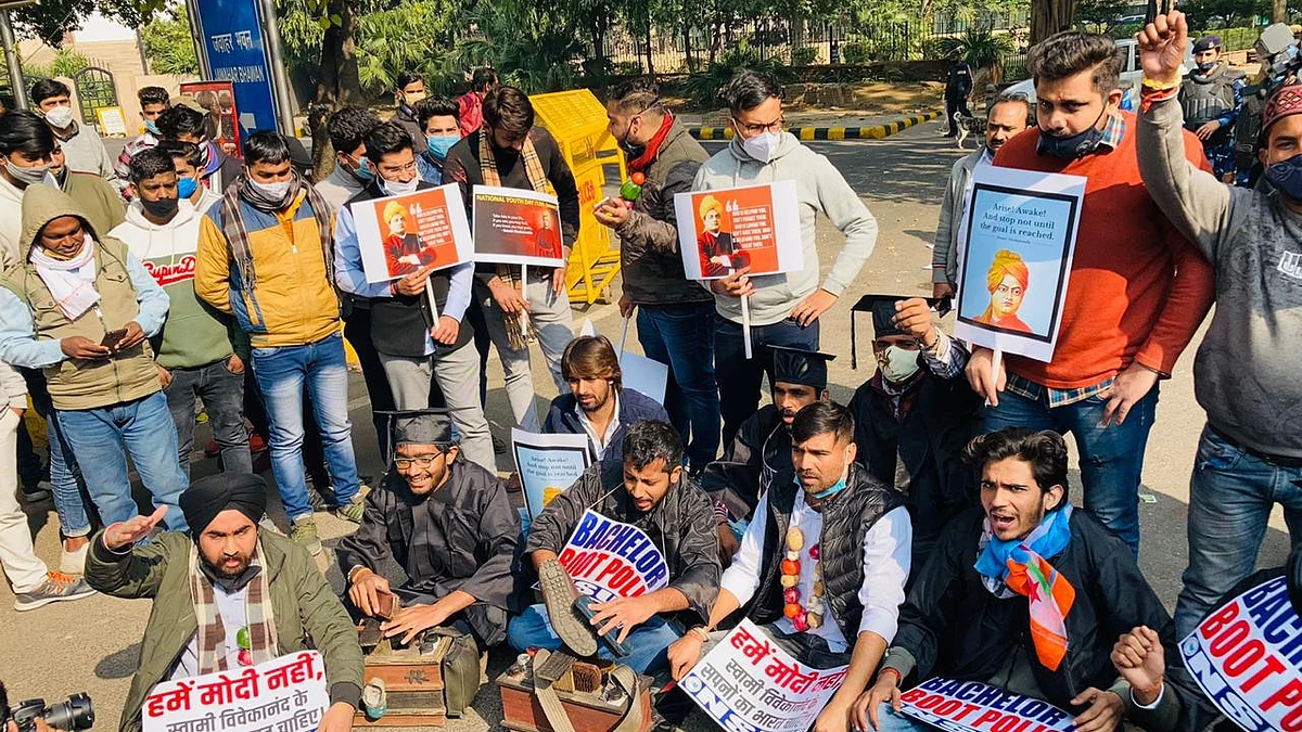 بے روزگاری کے خلاف این ایس یو آئی نے کیا جوتے پالش کرکے احتجاج
