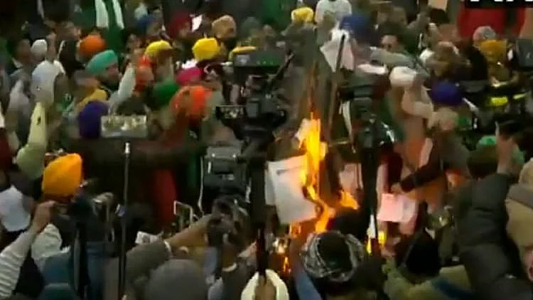 کسان تحریک: دہلی بارڈر پر ہی نہیں، 20 ہزار مقامات پر نذرِ آتش ہوئیں زرعی قوانین کی کاپیاں