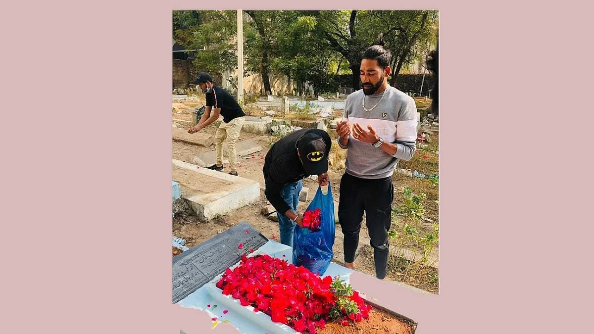 محمد سراج نے حیدر آباد پہنچتے ہی والد کی قبر پر دی حاضری، آنکھیں ہوئیں نم