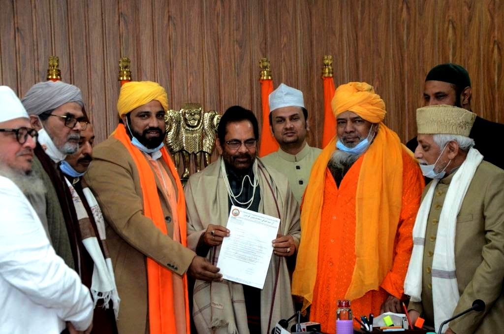 صوفی سجادہ نشینوں کی مرکزی وزیر مختار عباس سے ملاقات، حج، اوقاف اور درگاہ امور پر تبادلہ خیال