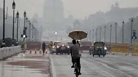 دہلی میں صبح صبح بادلوں کی گرج کے ساتھ بارش