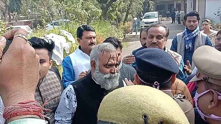 رائے بریلی میں سومناتھ بھارتی پر پھینکی گئی سیاہی، متنازعہ بیان کے لیے گرفتار