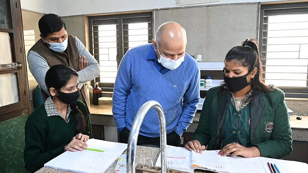 دہلی: منیش سسودیا نے اسکولوں کا دورہ کر کورونا سے متعلق حفاظتی انتظامات کا لیا جائزہ