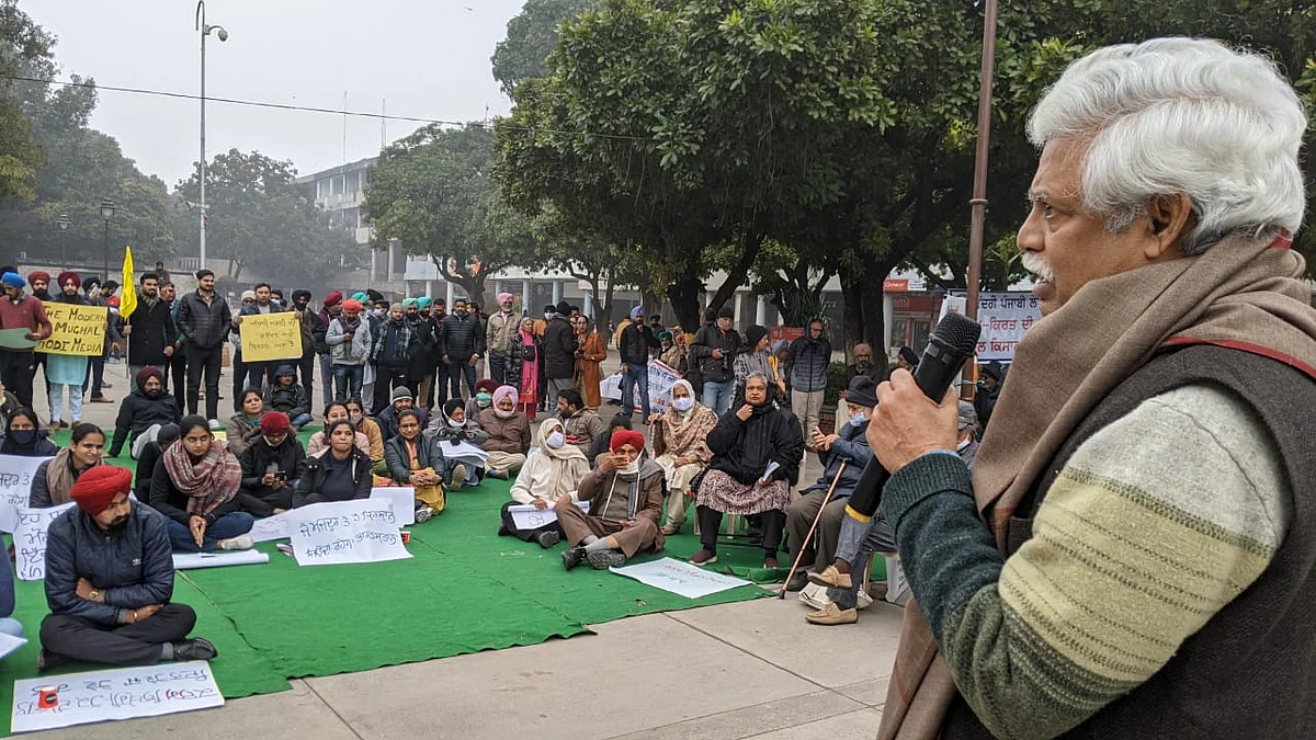 کسان مظاہرین سے خطاب کرتے پروفیسر علی جاوید