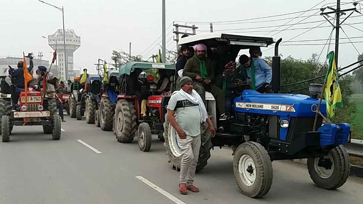 شاہراہ پر ٹریکٹر مارچ نکالتے کسان / تصویر قومی آواز / وپن