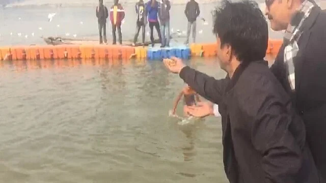 ماگھ میلہ میں راج پال یادو نے پرندوں کو کھلایا دانہ، سادھو-سَنت ہوئے ناراض!