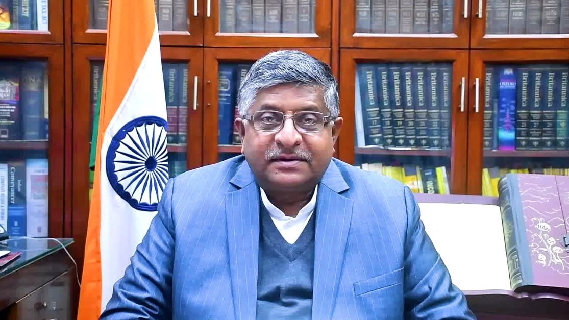 سوشل میڈیا پلیٹ فارموں کو ملک کے قوانین کی پابندی کرنی ہوگی: روی شنکر پرساد