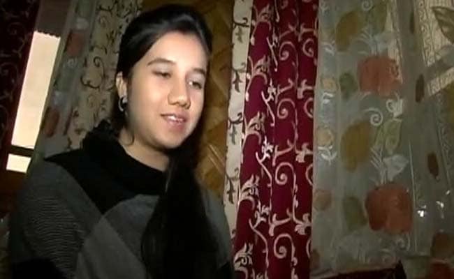 کشمیر کی بیٹی عائشہ عزیز، ہندوستان کی کم عمر ترین خاتون پائلٹ
