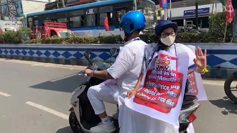 تیل کی بڑھتی قیمتوں سے ناراض ممتا بنرجی الیکٹرانک اسکوٹی سے پہنچیں سکریٹریٹ