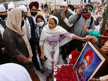 شہید نوریت کے آخری ’ارداس‘ میں شامل ہوئیں پرینکا گاندھی، دیکھیں تصویری جھلکیاں