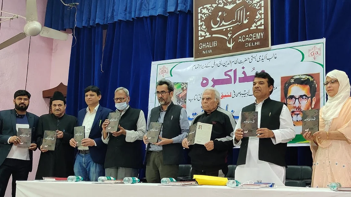 غالب اکیڈمی میں لئیق رضوی کی تحریر کردہ کتاب کی رسم رونمائی کرتے ہوئے ڈاکٹر جی آر کنول، پروفیسر انور پاشا، ڈاکٹر عقیل احمد، معین شاداب، ڈاکٹر ممتاز عالم رضوی، ڈاکٹر ریحانہ و دیگر
