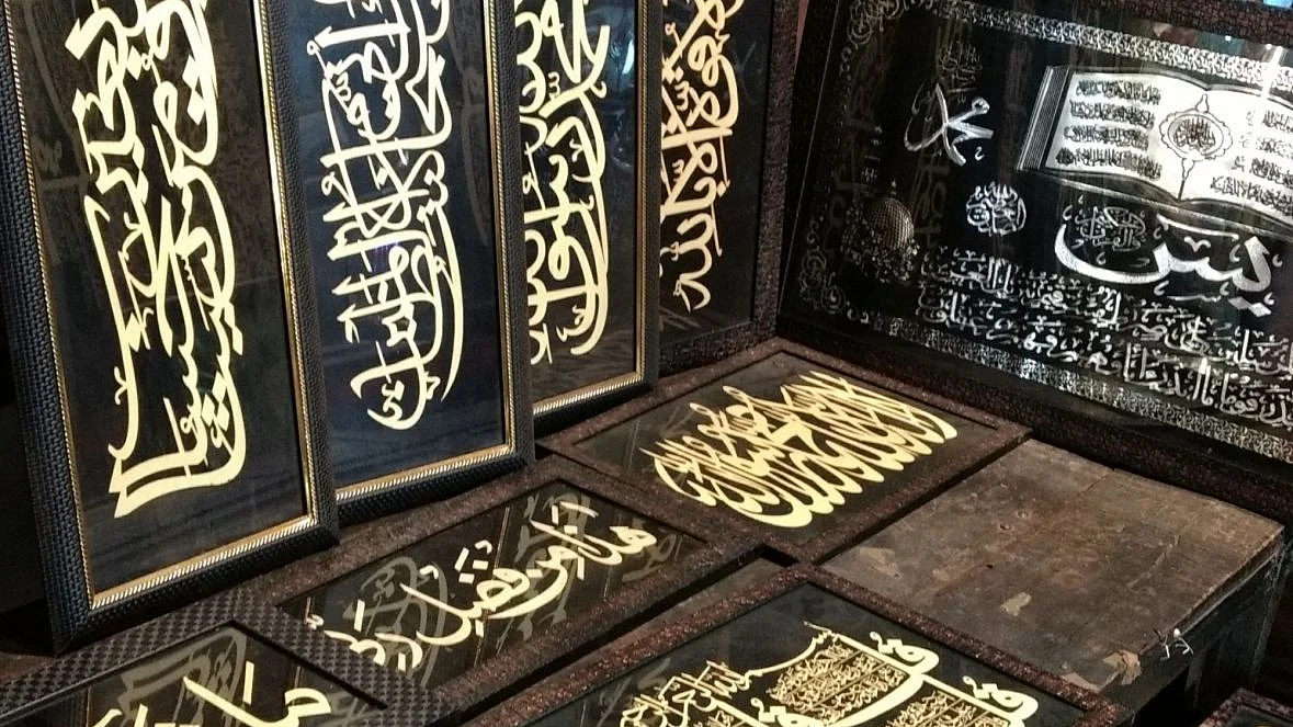 حیدر آباد: مسجد کی دیواروں پر قرآنی آیتیں نقش کر رہا ہندو شخص!
