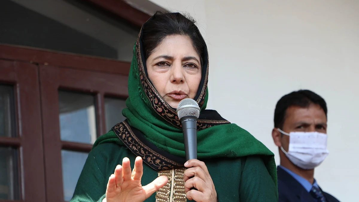 صرف جموں و کشمیر میں ہی سرکاری عمارتوں پر ترنگا لہرانا لازمی کیوں: محبوبہ مفتی