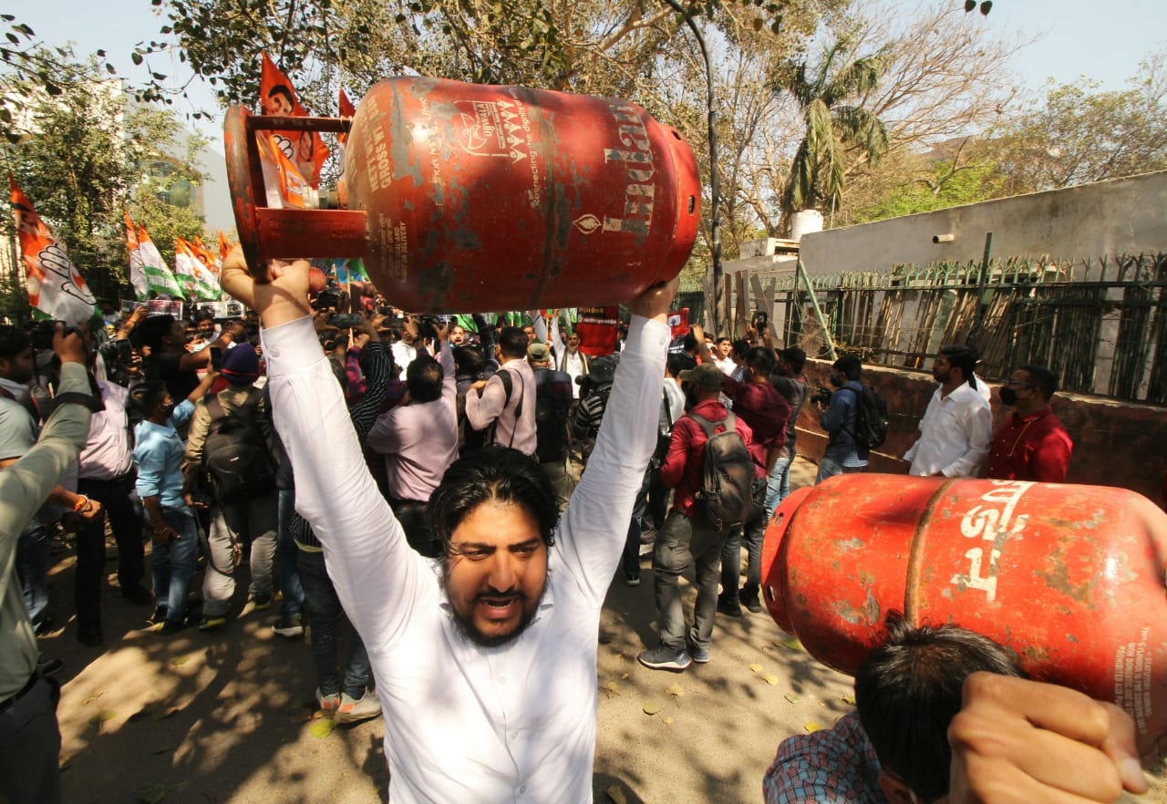 رسوئی گیس کی قیمتوں میں اضافہ کے خلاف خواتین اور یوتھ کانگریس کا احتجاجی مظاہرہ