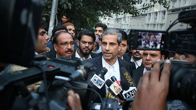 وکیل محمود پراچہ کے خلاف سرچ وارنٹ پر عدالت نے لگائی روک