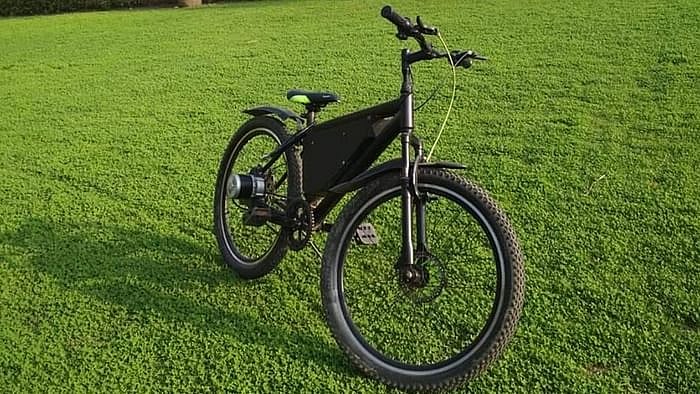 میرٹھ: غریب مزدور کے بیٹے اظہرالدین کا کمال، کباڑ سے بنا دی الیکٹرک کارٹ اور سائیکل