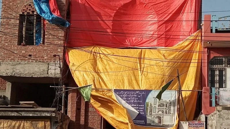 ہولی کے موقع پر ترپال سے ڈھکی گئیں مساجد، یوگی حکومت شرپسندوں کے سامنے بے بس!