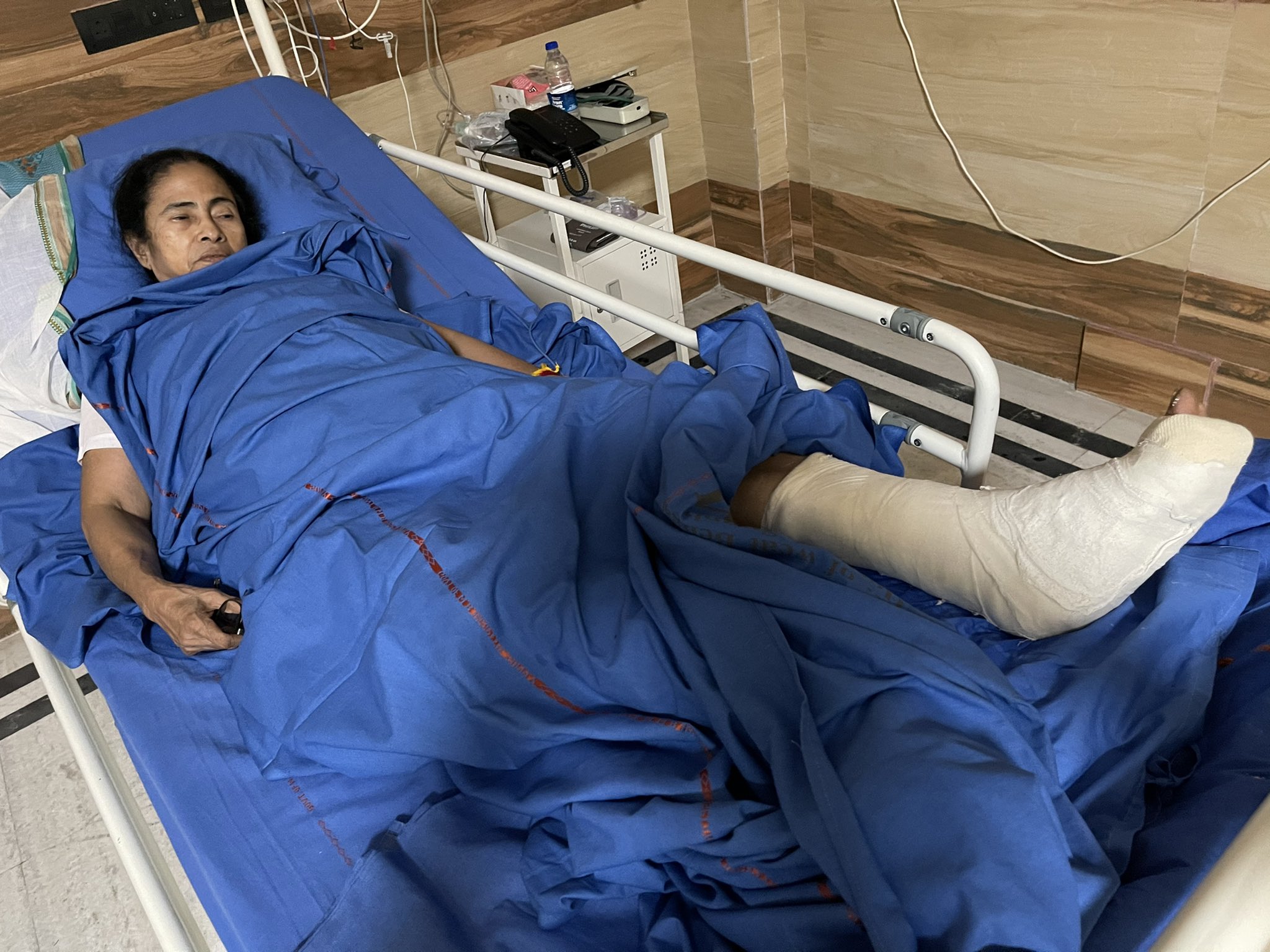 ممتا کولکاتا کے ایس ایس کے ایم اسپتال میں داخل