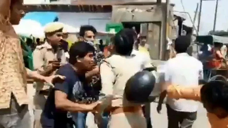 متھرا: آر ایس ایس کارکنان اور پولیس میں ہاتھاپائی، پولیس والوں کی پٹائی کی ویڈیو وائرل