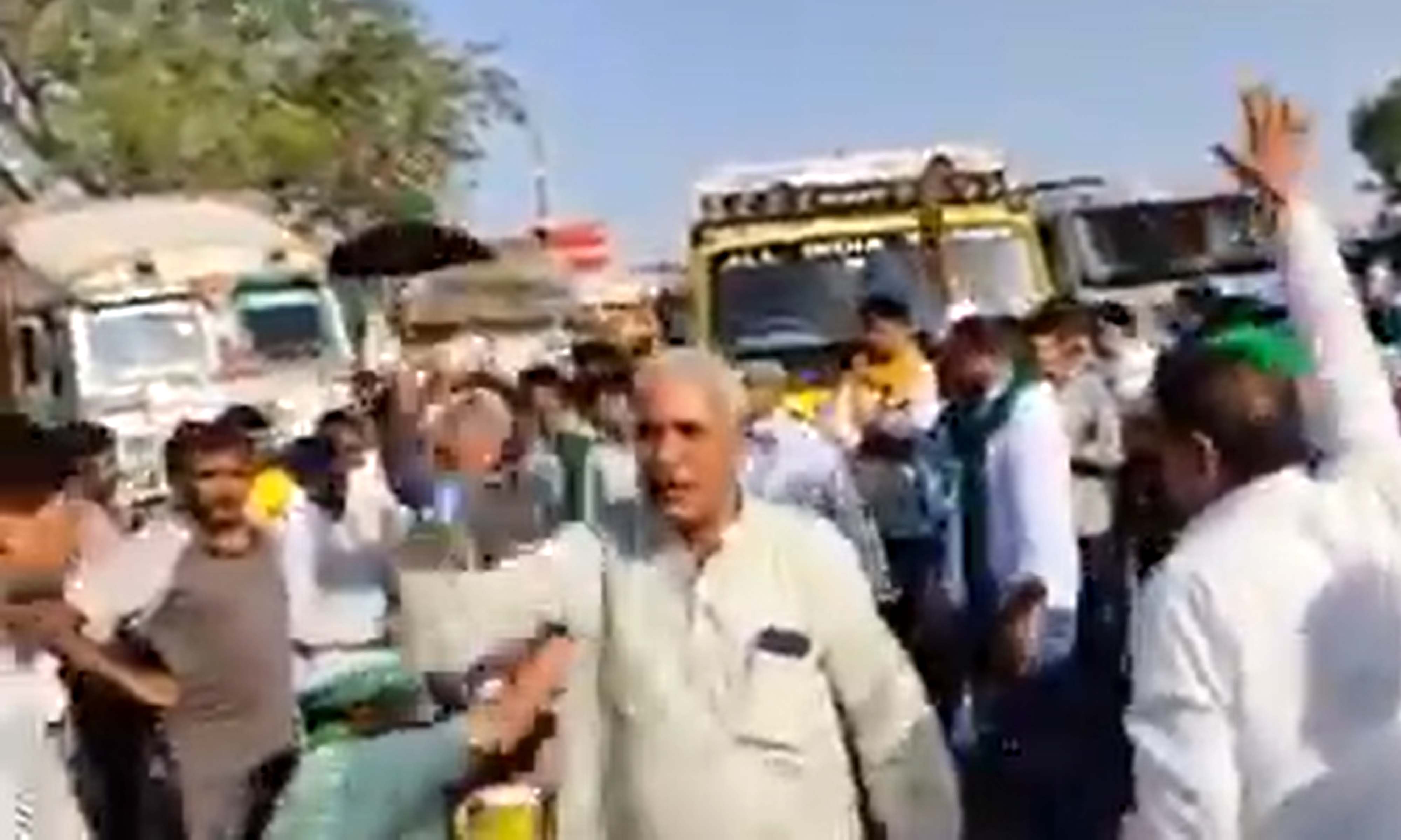 راکیش ٹکیت پر حملہ: مشتعل کسانوں کا شاہراہ جام کر کے احتجاج